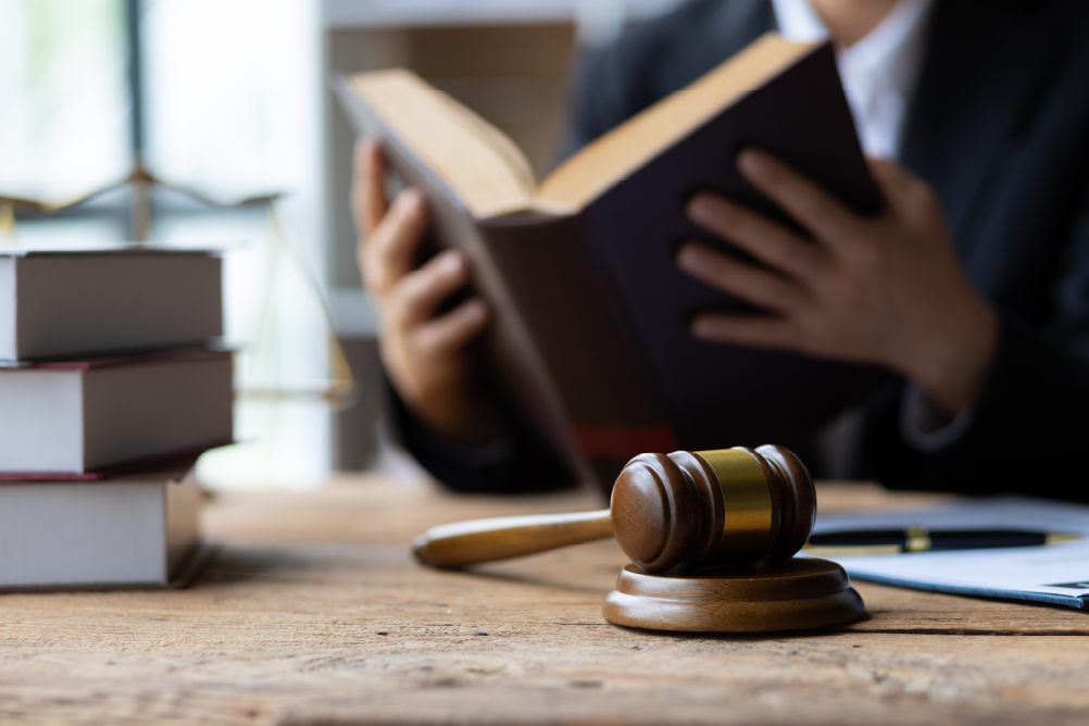 Abogado del equipo jurídico de GMP Asesoría Integral leyendo el código civil Español