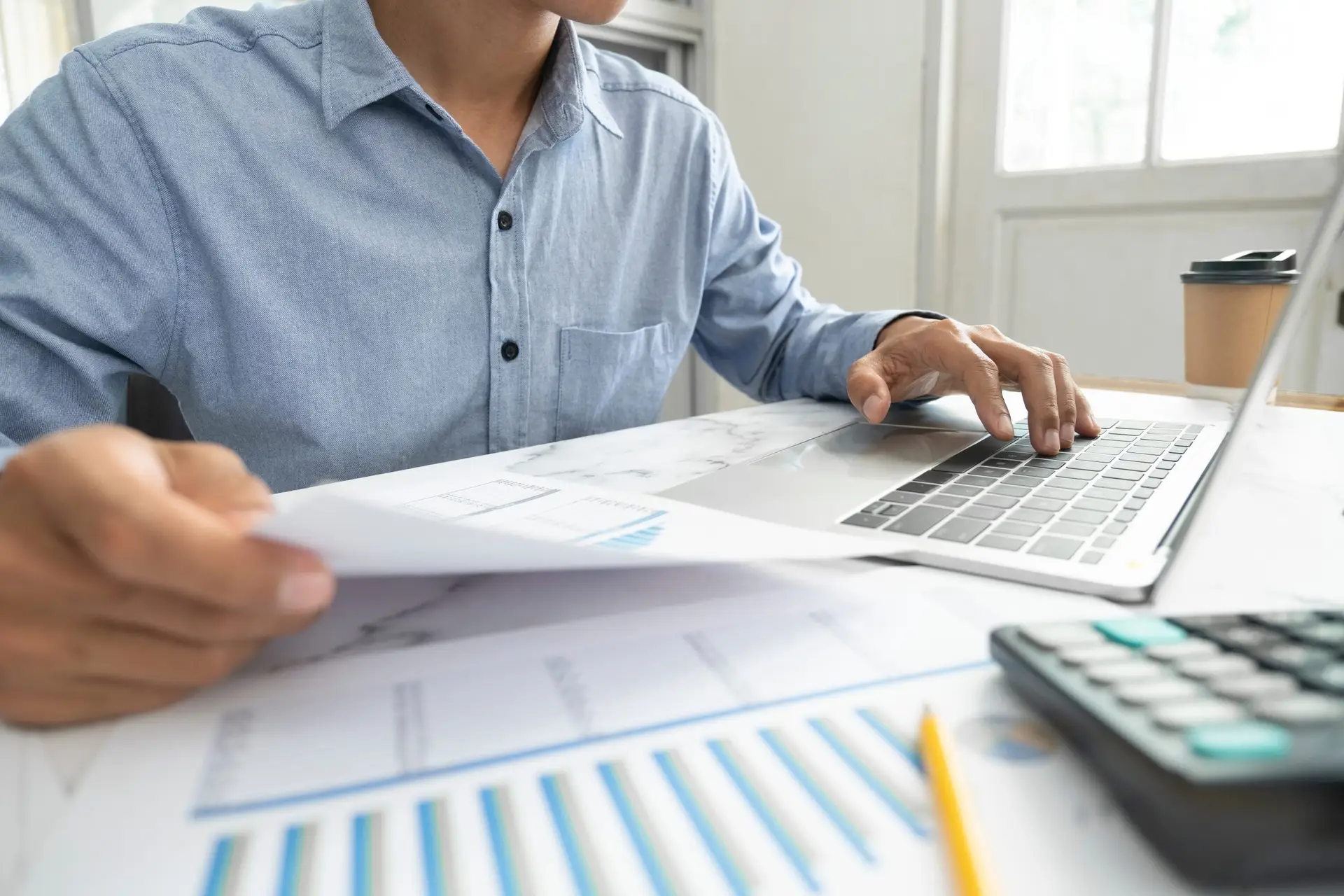 Un compañero revisando la contabilidad de un cliente de GMP Asesoría Integral